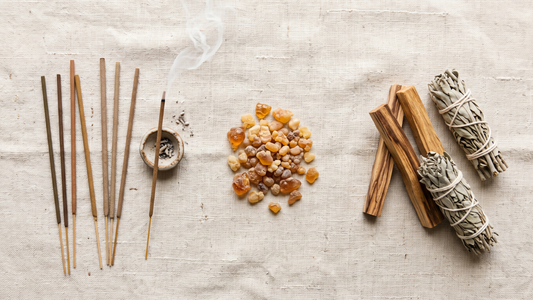 Was bedeutet Incense? Räucherwerk, Räucherstäbchen und Räucherharz einfach erklärt