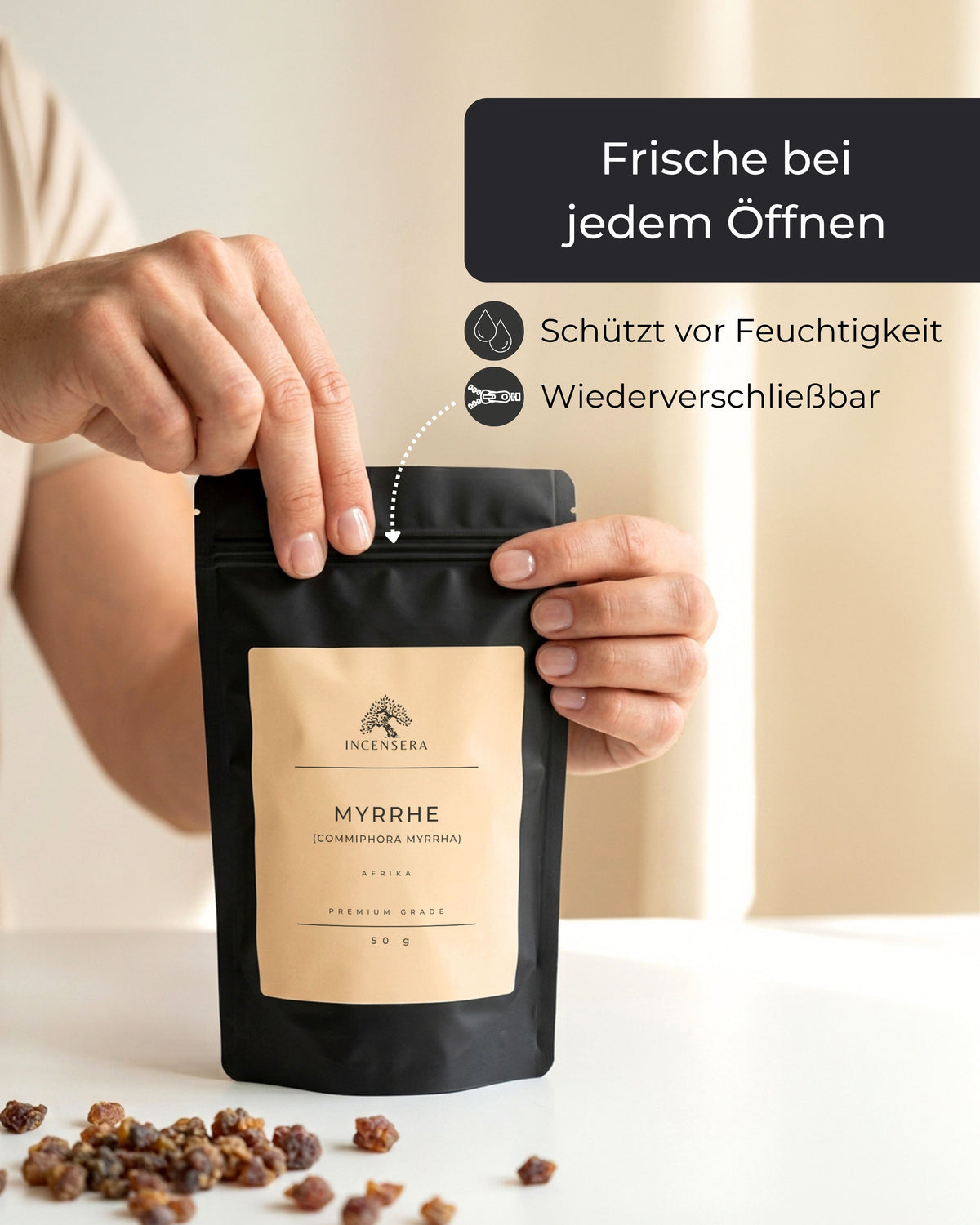 Hand hält einen Myrrhe-Beutel, davor verstreute Harzstücke, Text betont Frische durch Feuchtigkeitsschutz und die wiederverschließbare Verpackung