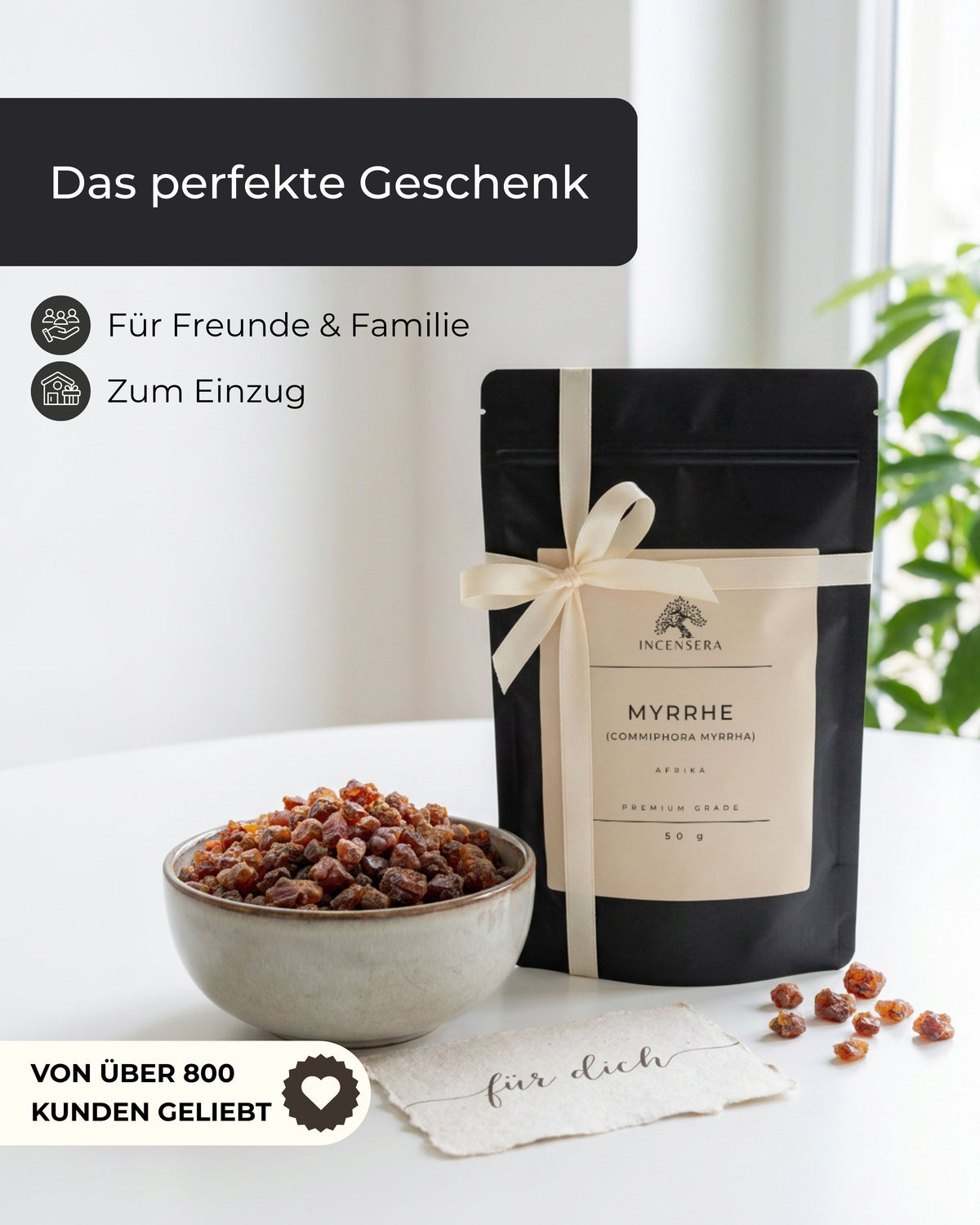 Mit Geschenkband verschnürter Myrrhe-Beutel neben einer Schale Harzstücke und einer Geschenkkarte mit Aufschrift 'für dich', Text nennt das Produkt als perfektes Geschenk für Freunde und Familie
