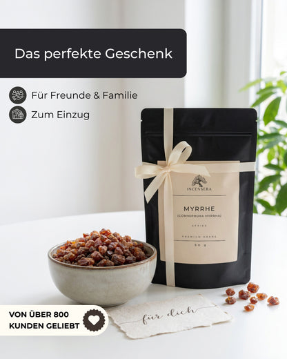 Mit Geschenkband verschnürter Myrrhe-Beutel neben einer Schale Harzstücke und einer Geschenkkarte mit Aufschrift 'für dich', Text nennt das Produkt als perfektes Geschenk für Freunde und Familie