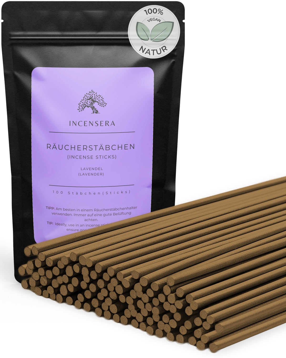Nahaufnahme des Räucherstäbchen-Lavendel-Beutels mit Vegan-Natur-Siegel und einem großen Bündel brauner Räucherstäbchen davor