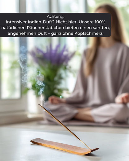 Brennendes Räucherstäbchen auf einer Holzschale, im unscharfen Hintergrund eine meditierende Person, Text weist auf den sanften Duft im Gegensatz zu intensiven Indien-Düften hin