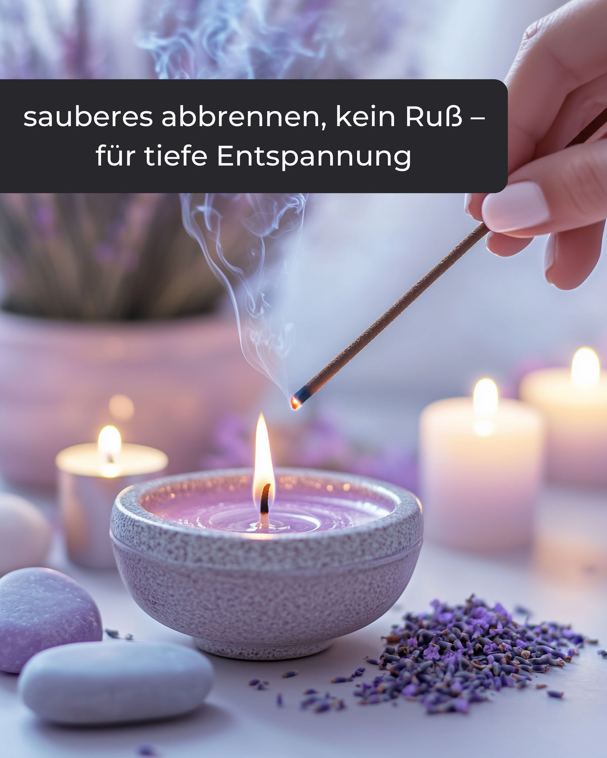 Hand entzündet ein Räucherstäbchen über einer violetten Kerzenschale, umgeben von Lavendelblüten und Kerzen, Text betont sauberes Abbrennen ohne Ruß für tiefe Entspannung